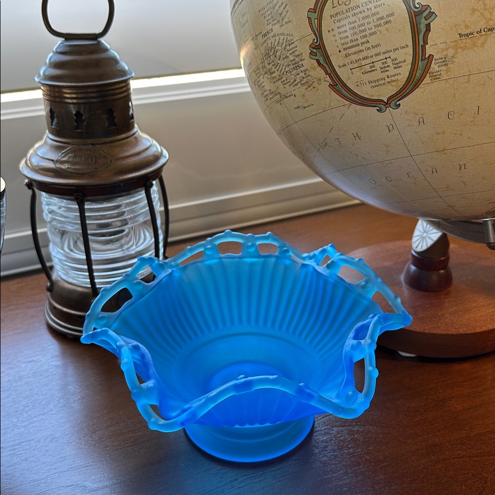Westmoreland Dark Blue Satin Ruffled Edge Bowl. Vintage - Picture 10 of 10